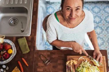 mujer-cocinera Mujer cortando verduras