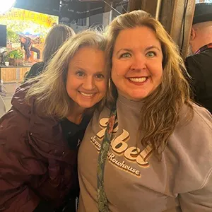 Erin Cotter y Stacy Sorrells muestran su apoyo a Asheville y a todos los afectados por el huracán Helene en el programa Good Morning America en Asheville, Carolina del Norte.
